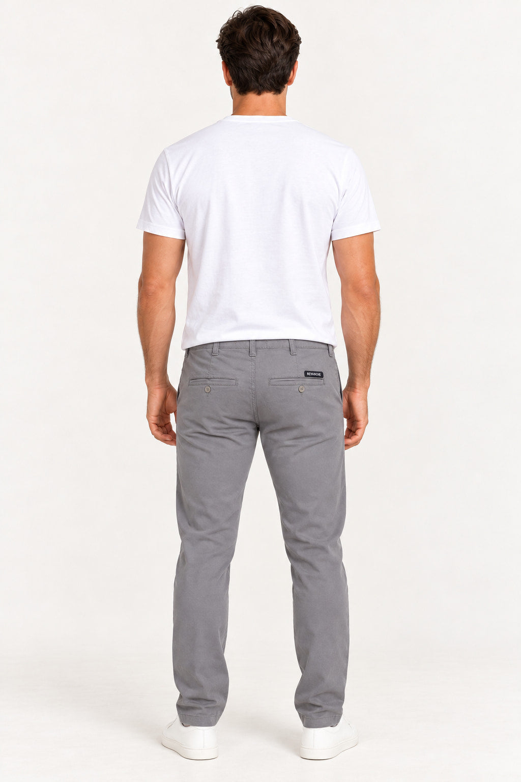 Cinza | Calça masculina chino Revanche cinza vista de costas, com bolsos traseiros com botão e etiqueta da marca