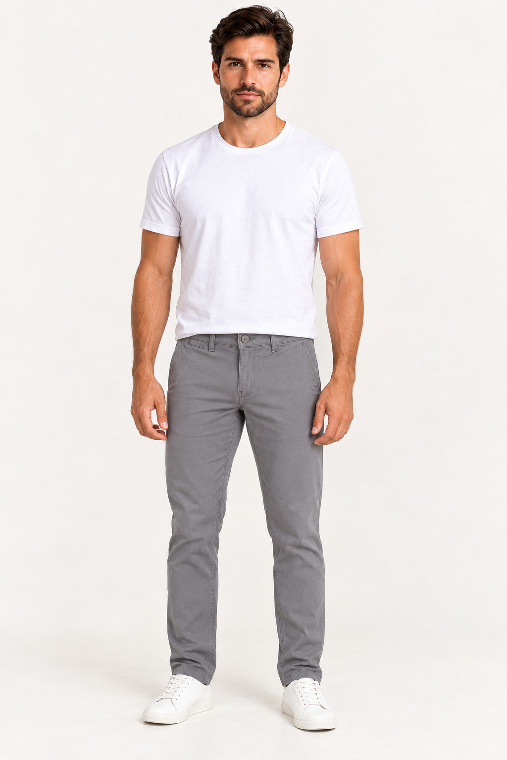 Cinza | Calça masculina chino Revanche cinza, vestida em modelo com camiseta branca e tênis branco, vista de frente