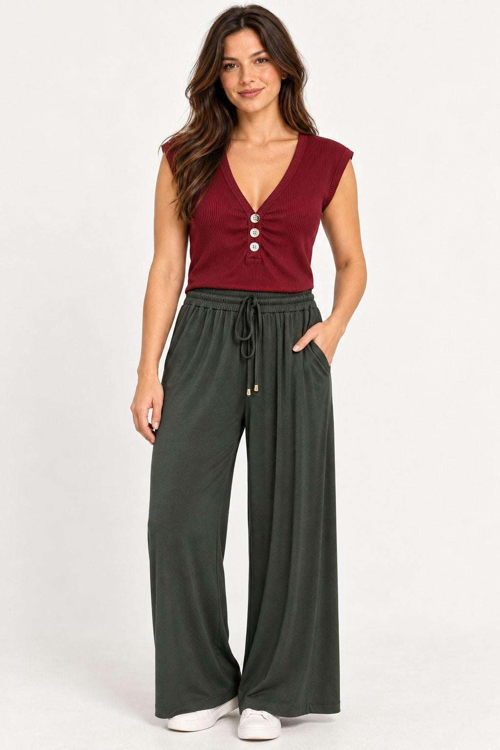 Verde Escuro | Calça pantalona Cacay malha lisa verde escuro, com cintura elástica e cordão, vestida na modelo com blusa vinho Imagem principal do produto