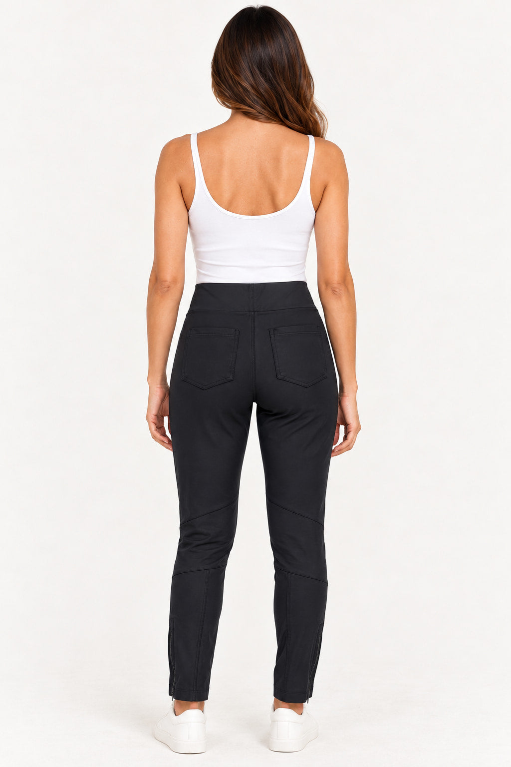 Preto | Calça Power Zíper Malipa preta vista de costas, com bolsos traseiros e zíperes na barra, vestida na modelo