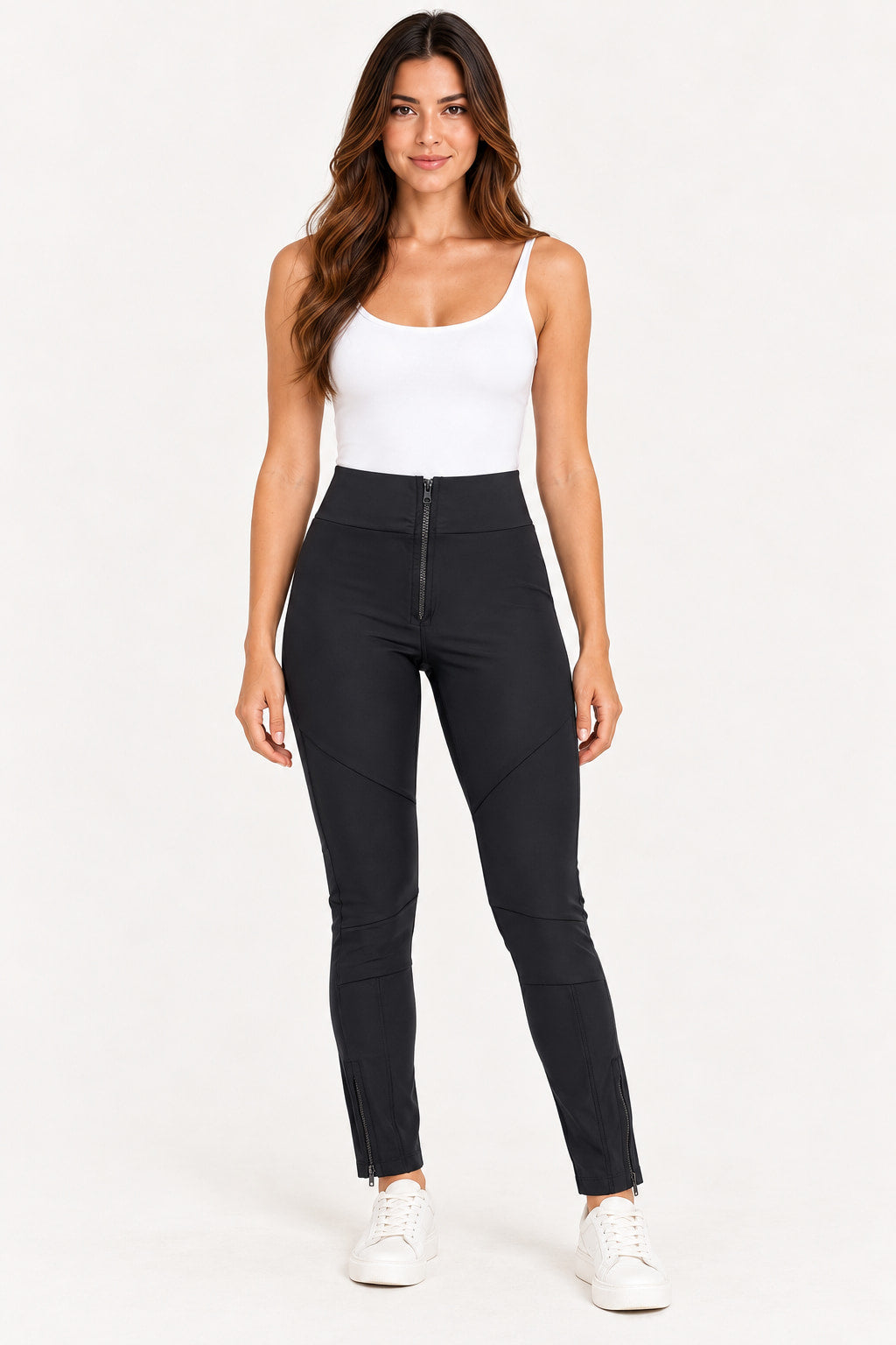 Preto | Calça Power Zíper Malipa preta com zíper frontal, vestida na modelo com body branco e tênis branco
