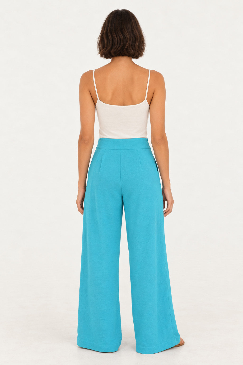 Azul | Calça pregas alfaiataria Skenn azul de pernas largas, vista de costas com regata branca