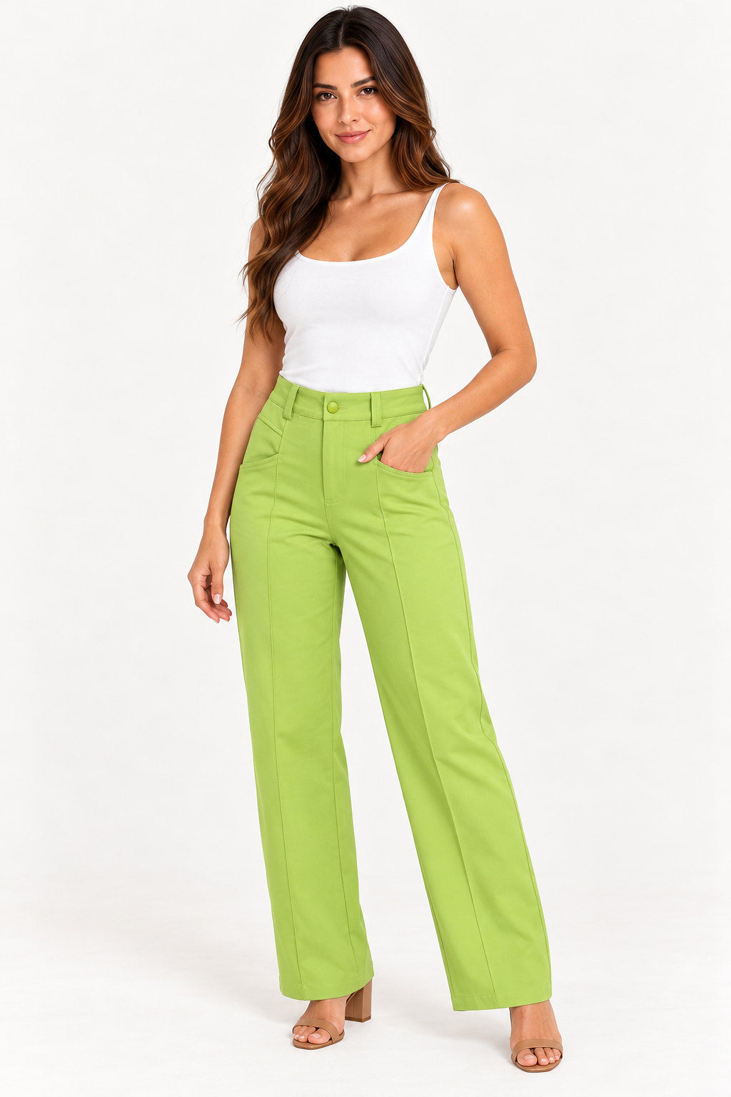 Verde | Calça Reta Chique Skenn verde com bolsos laterais, mão no bolso, vista de frente com regata branca