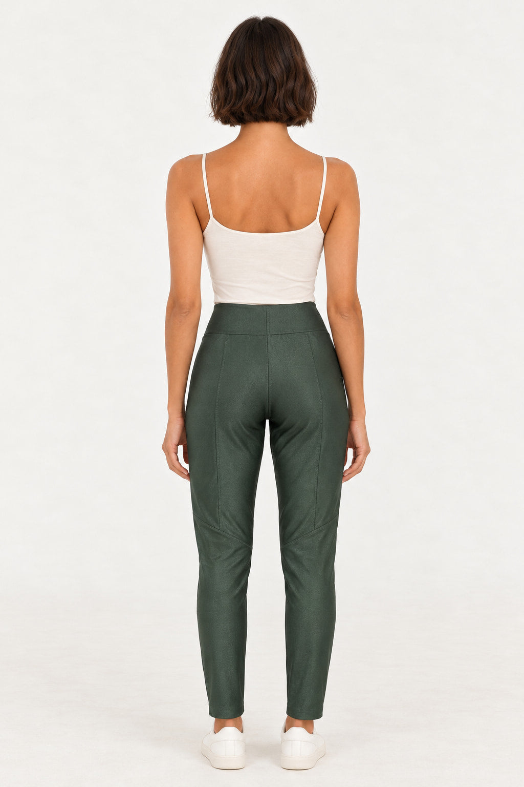 Verde | Calça skinny recortes Mali Vintedoisk verde com costuras marcadas e cintura alta, vista de costas em modelo de regata branca