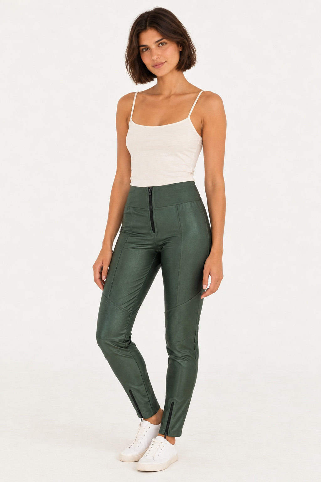 Verde | Calça skinny recortes Mali Vintedoisk verde com brilho e zíperes nos tornozelos, combinada com regata branca e tênis branco