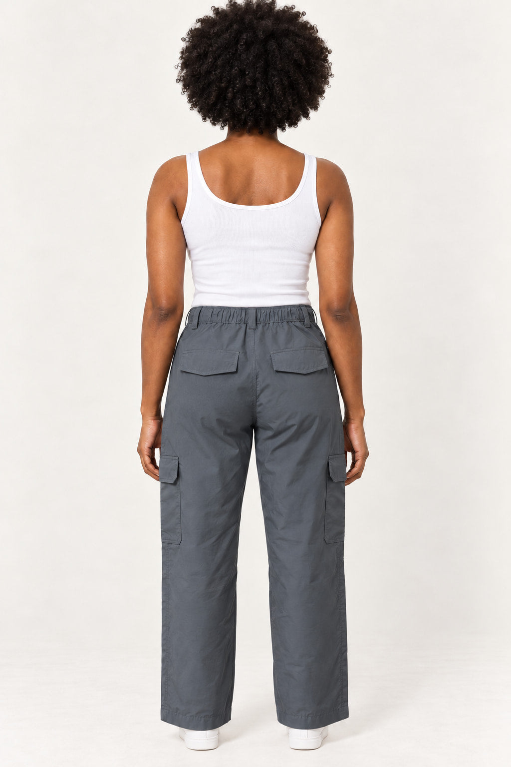 Cinza | Calça cargo Tectel Frost Lerrux cinza vista de costas, com bolsos traseiros e cós elástico