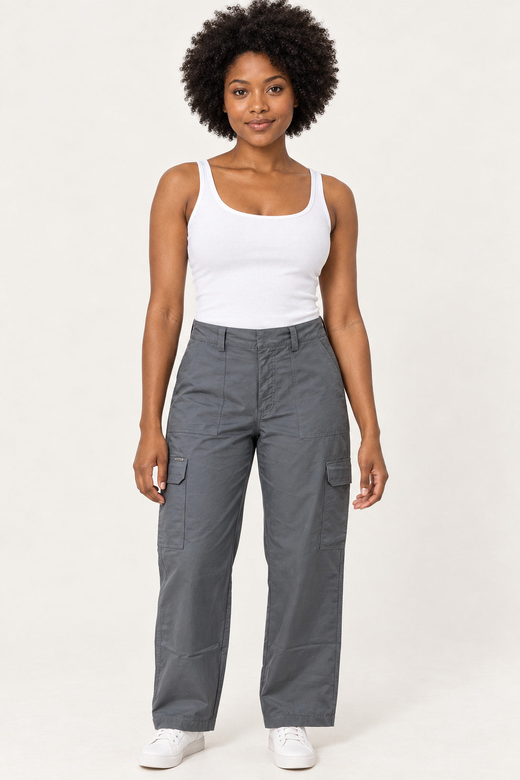 Cinza | Calça cargo Tectel Frost Lerrux cinza vestida em modelo com regata branca, vista de frente