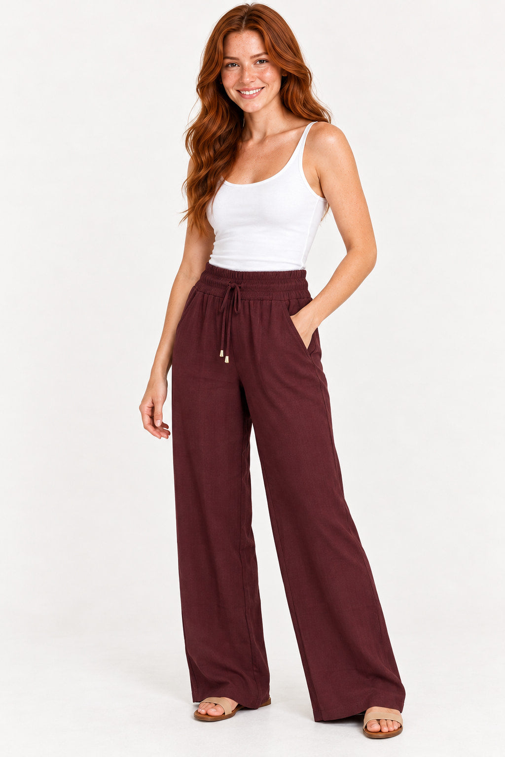 Marrom | Calça Visco Linho Amicia marrom de pernas largas, com bolso lateral, vista frontal em look com regata branca