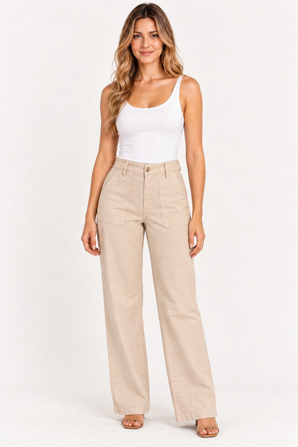 Bege | Calça Wide Leg Revanche bege de cintura alta com bolsos aplicados, vestida em modelo com regata branca