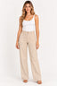 Bege | Calça Wide Leg Revanche bege de cintura alta com bolsos aplicados, vestida em modelo com regata branca