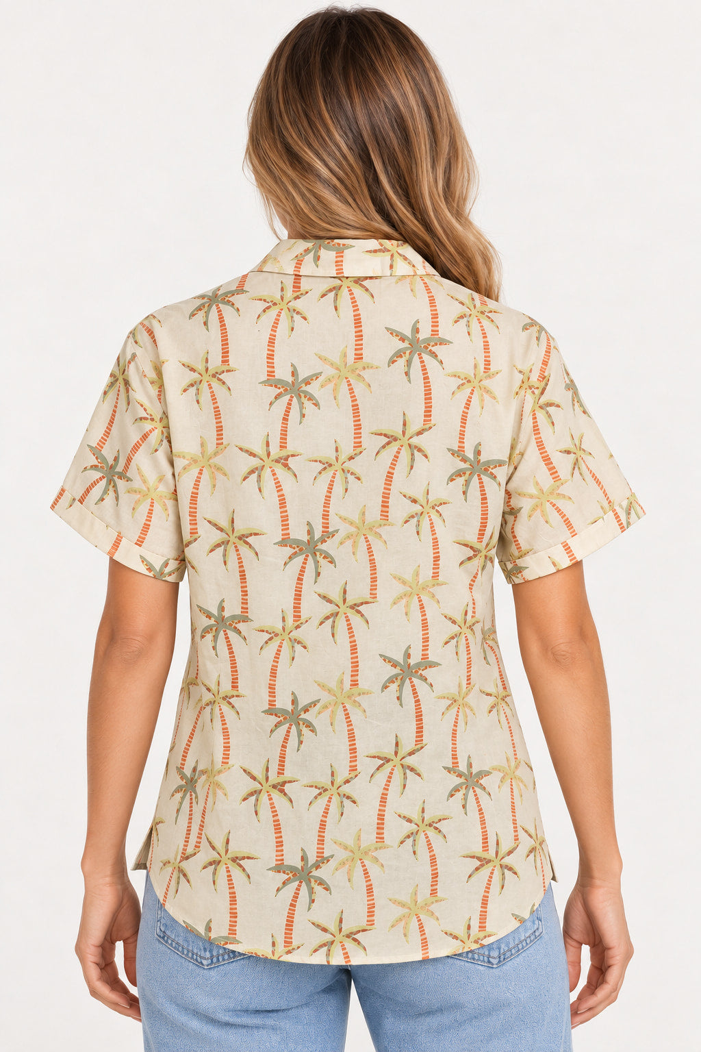 Areia | Camisa Botão Bolso Frente Cacay em areia com estampa de coqueiros, vestida na modelo de costas