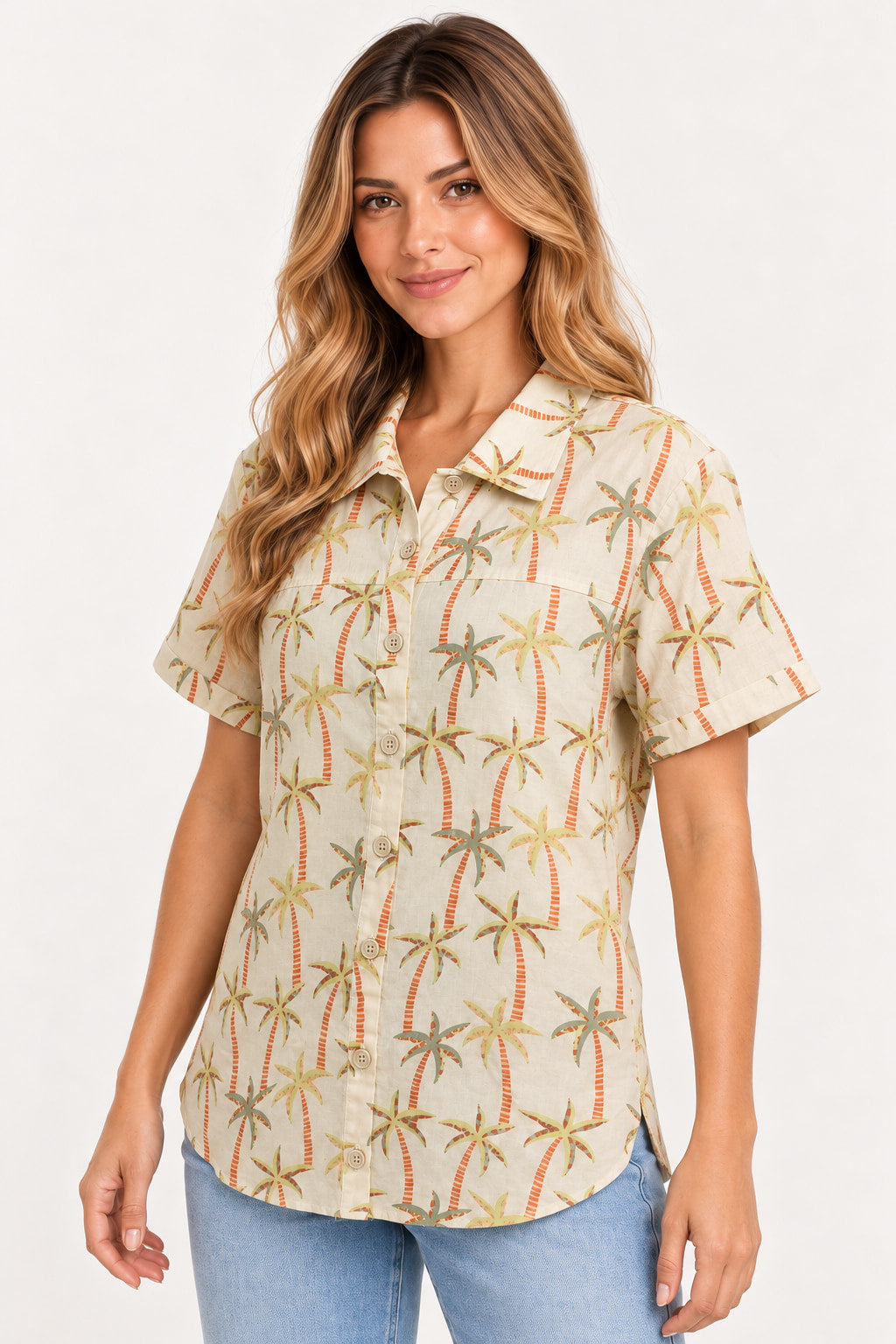 Areia | Camisa Botão Bolso Frente Cacay em areia com estampa de coqueiros, vestida na modelo de lado