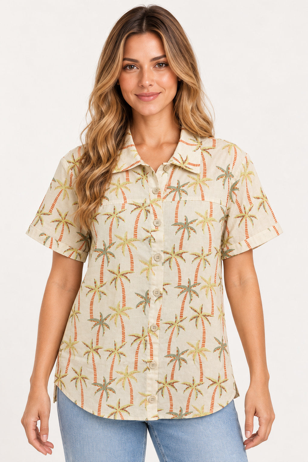 Areia | Camisa Botão Bolso Frente Cacay em areia com estampa de coqueiros, vestida na modelo de frente