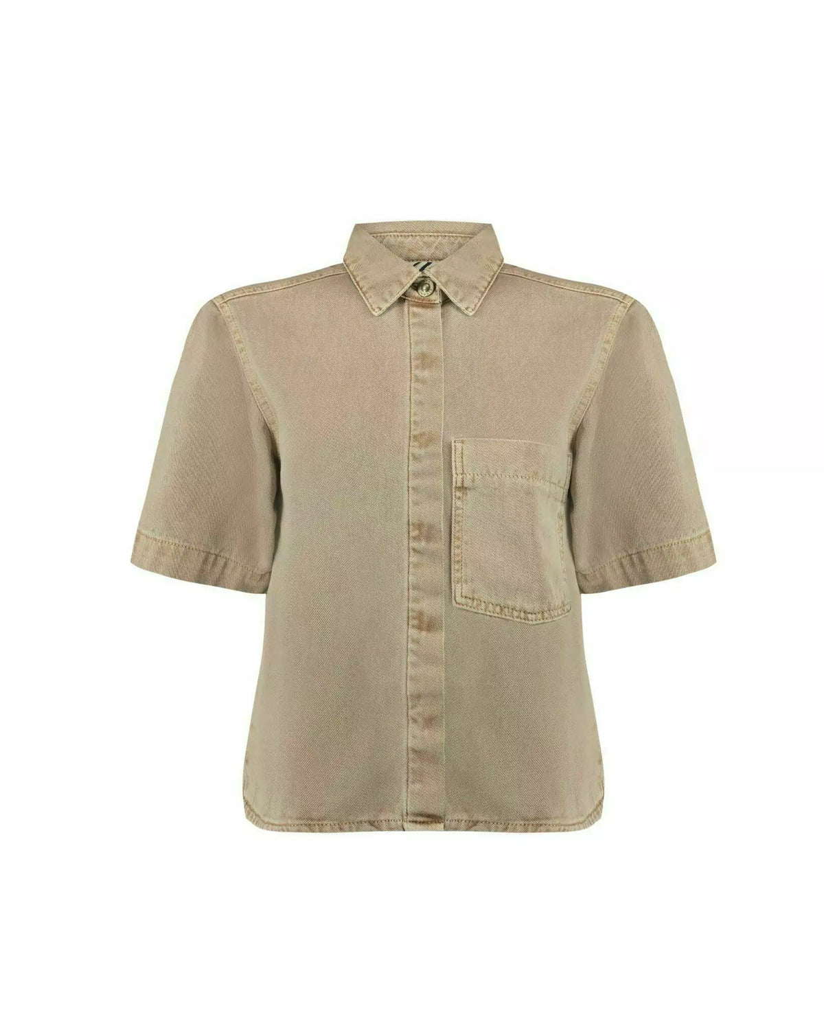 Camisa Alcance Essential caqui de manga curta, com gola, abotoamento frontal e bolso no peito, vista da frente