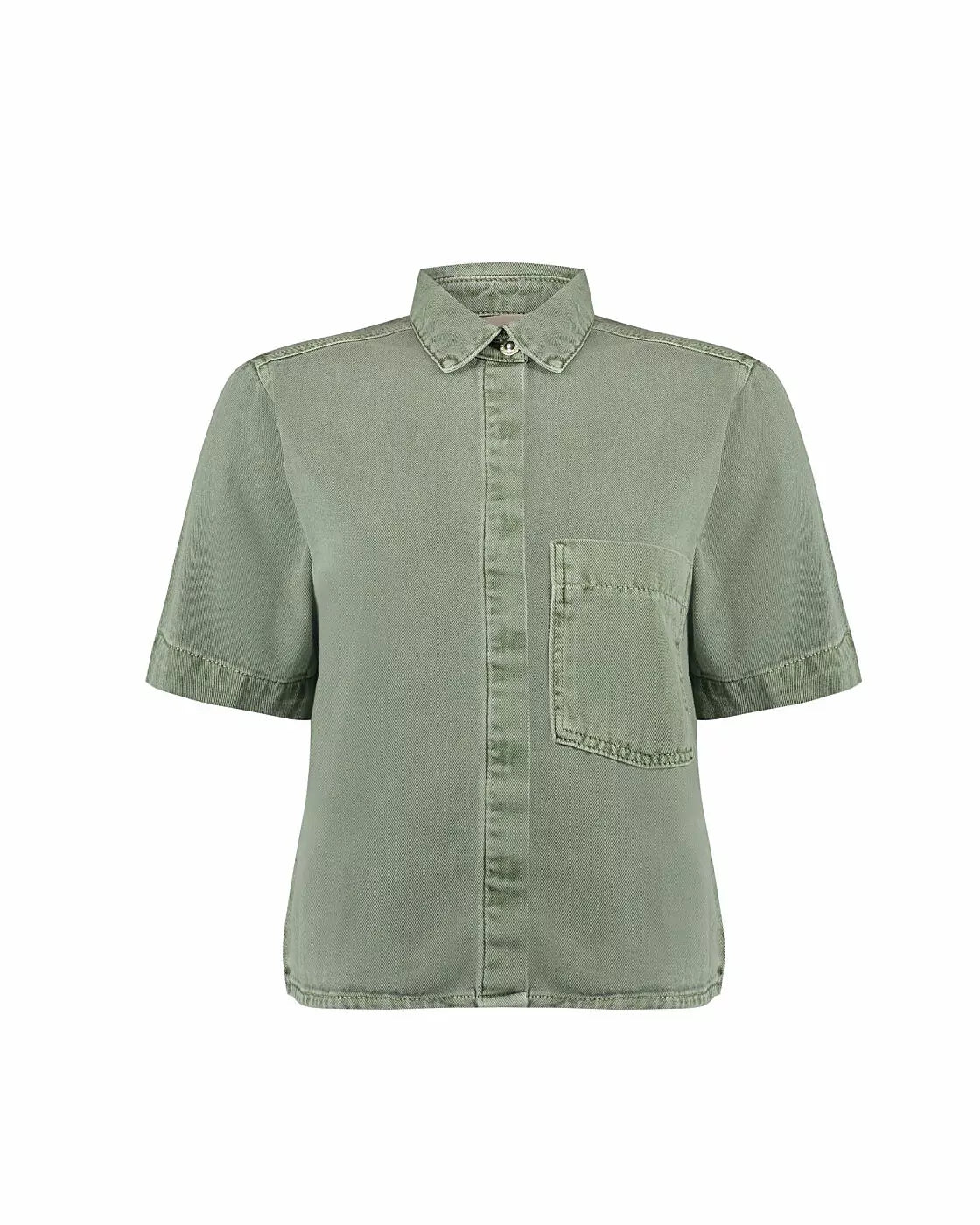 Camisa Essential Alcance verde de manga curta, bolso no peito e gola clássica, vista frontal em fundo branco