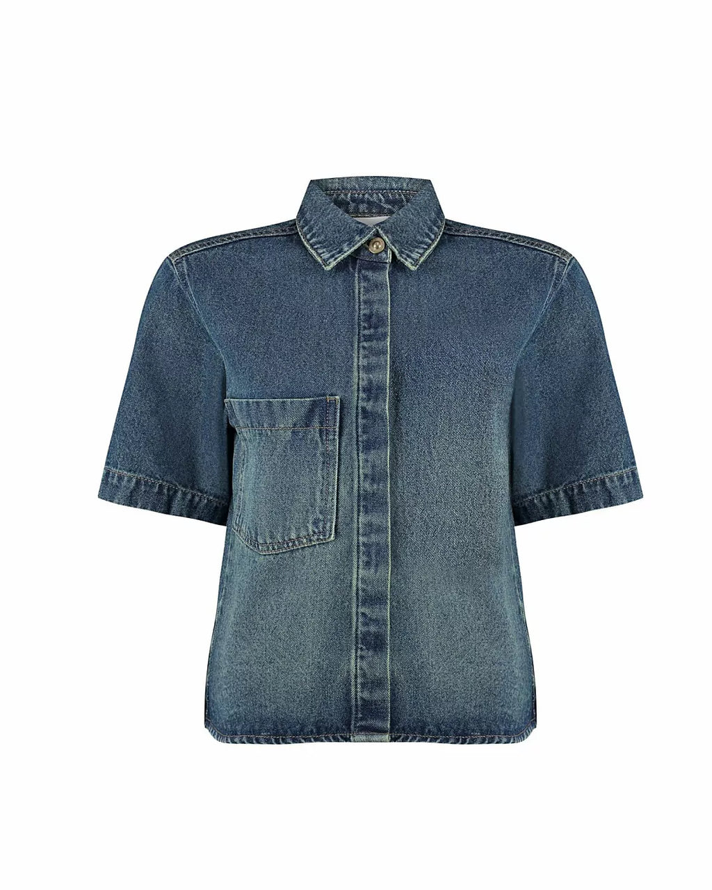 Camisa Jeans Essential Alcance em jeans de mangas curtas, gola com botão e bolso no peito, fundo branco