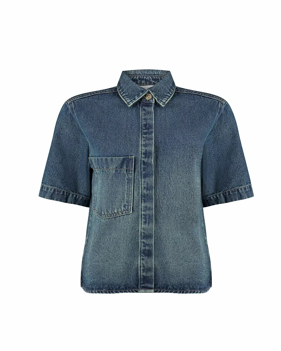 Camisa Jeans Essential Alcance em jeans de mangas curtas, gola com botão e bolso no peito, fundo branco