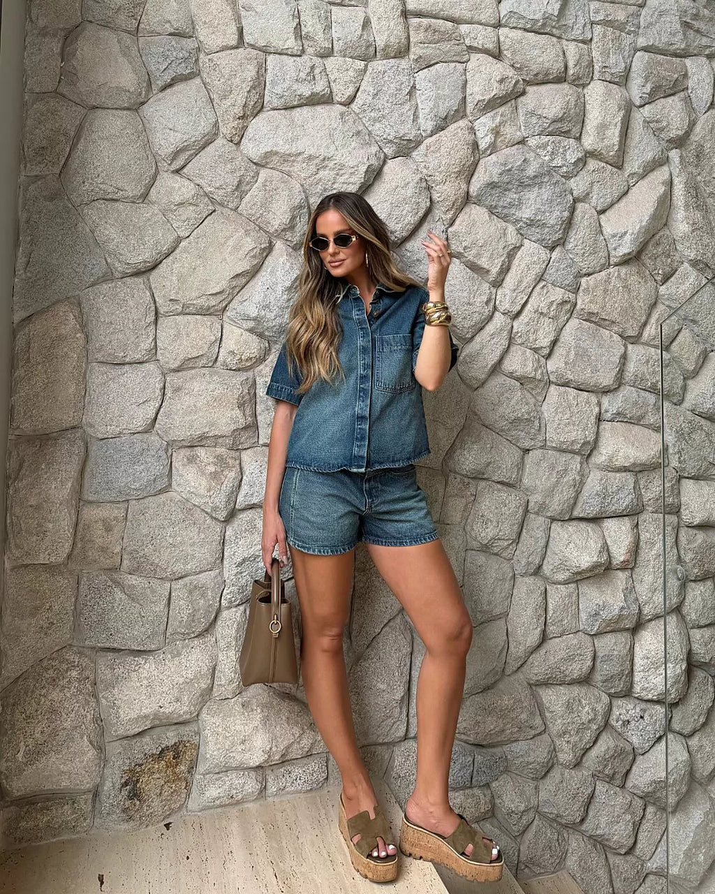 Camisa Jeans Essential Alcance em jeans com short jeans e sandálias caramelo, look de corpo inteiro