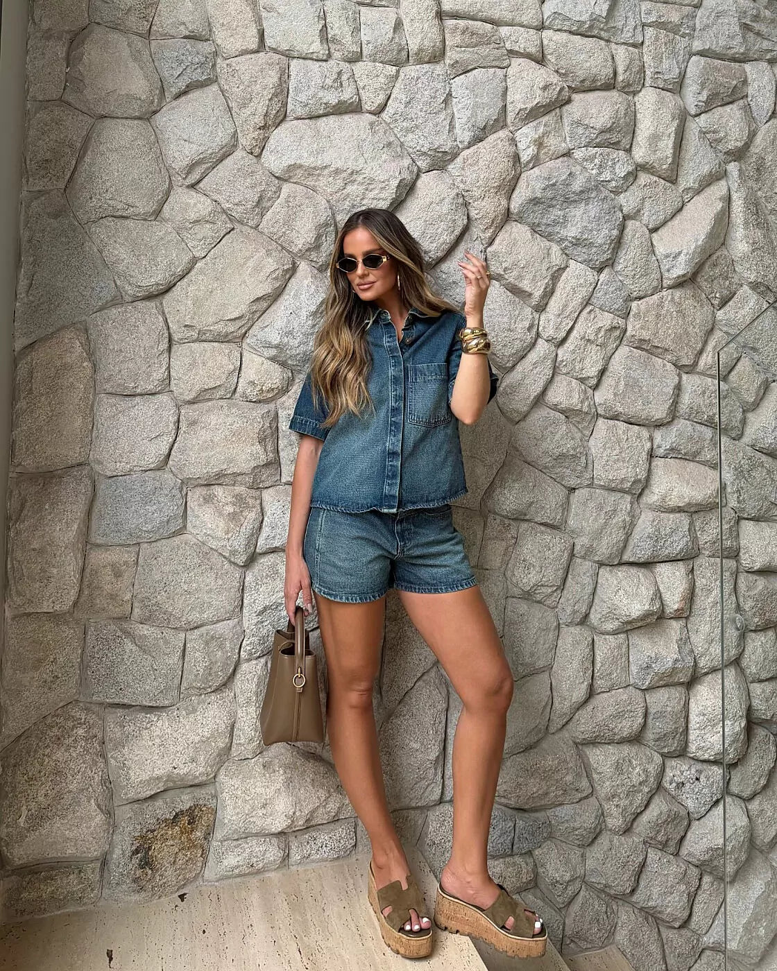 Camisa Jeans Essential Alcance em jeans com short jeans e sandálias caramelo, look de corpo inteiro