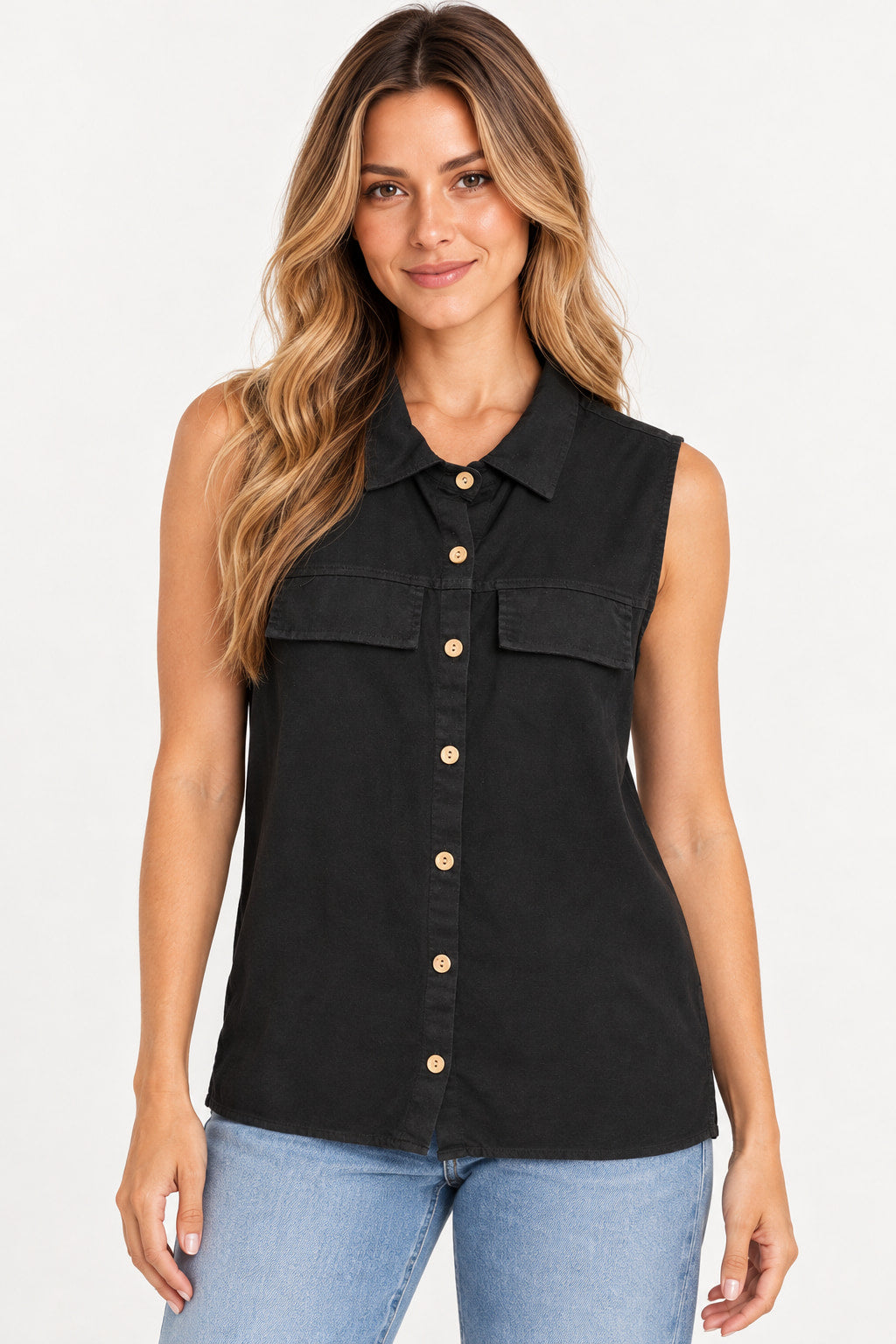 Preto | Camisa Aishty Regata Linho preta sem mangas, com dois bolsos no peito e botões dourados, vestida na modelo com jeans