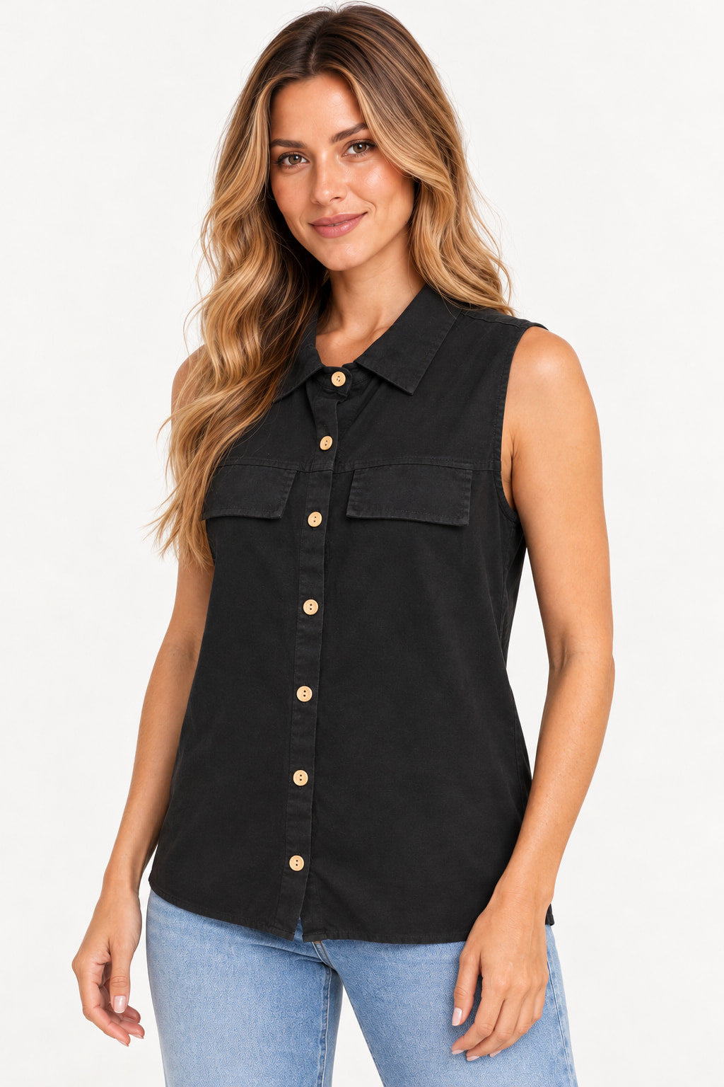 Preto | Camisa Aishty Regata Linho preta sem mangas, com gola clássica e fechamento de botões dourados, vista de frente na modelo