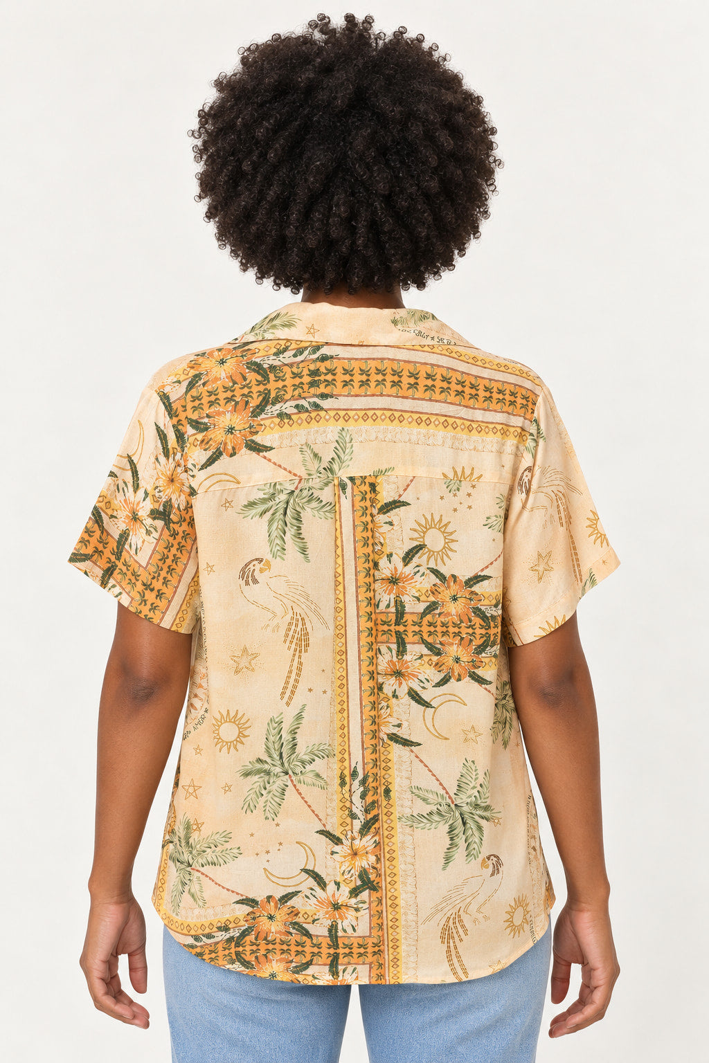 Bege | Camisa Cacay bege estampada com flores, palmeiras e pássaros, vista das costas com manga curta