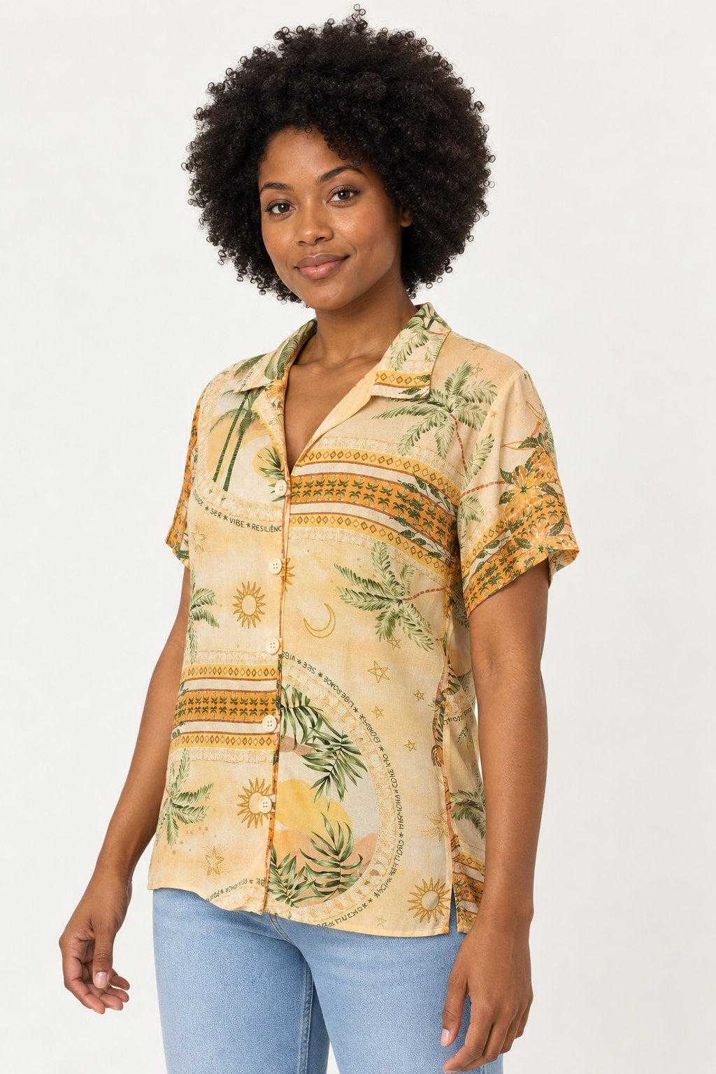 Bege | Camisa Cacay bege de estampa tropical com palmeiras e motivos solares, vista de lado com manga curta