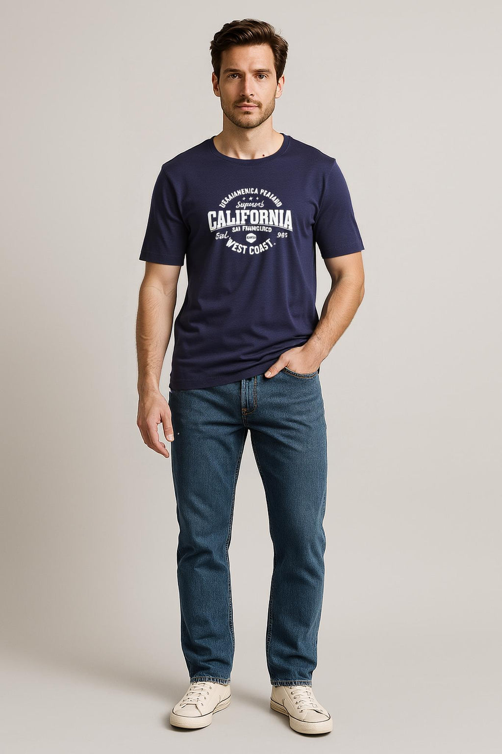 Camiseta Revanche masculina manga curta azul marinho com estampa California, vestida em modelo de corpo inteiro com jeans