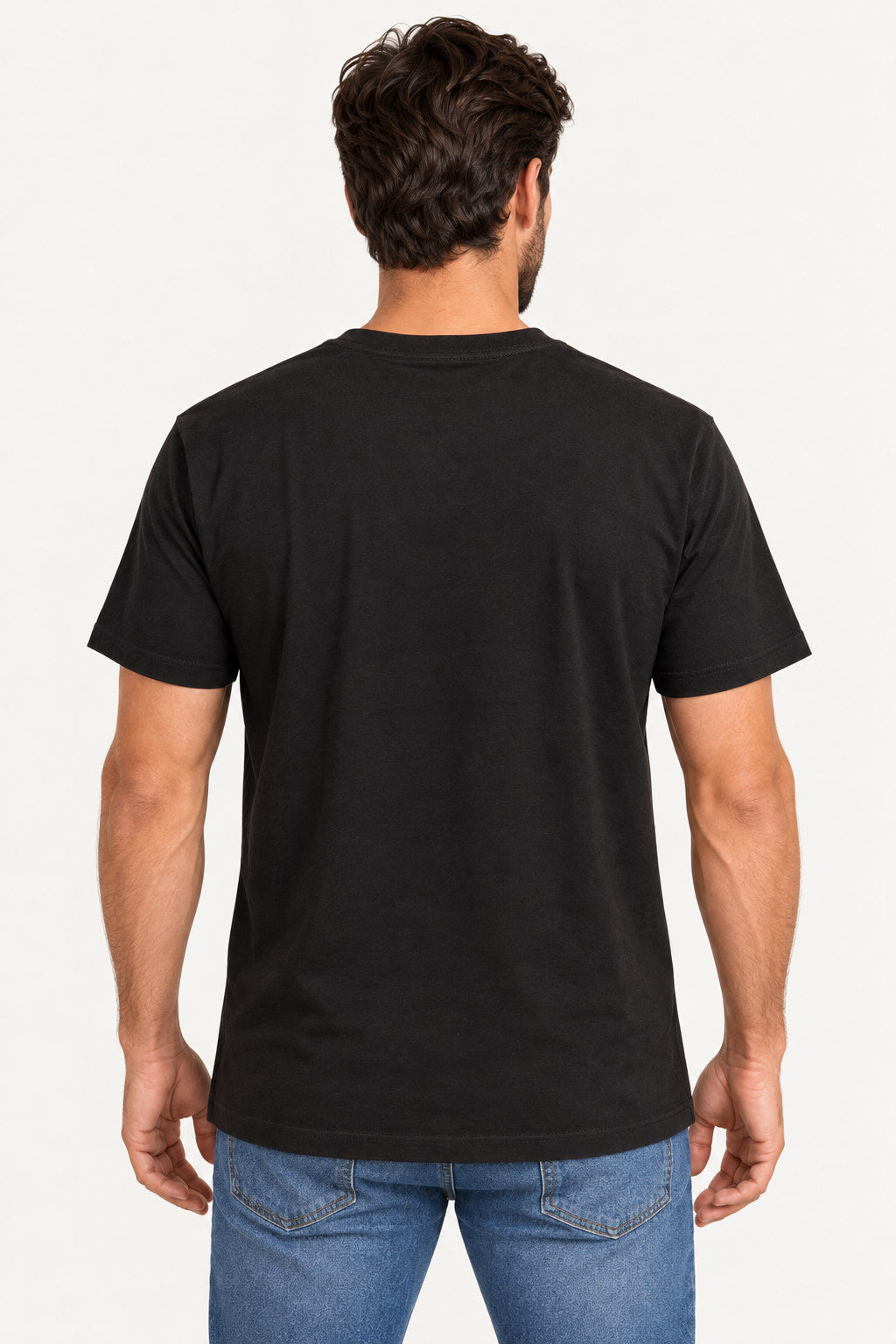Preto | Camiseta Revanche masculina manga curta preta vista de costas, sem estampa, com gola redonda e modelo de jeans