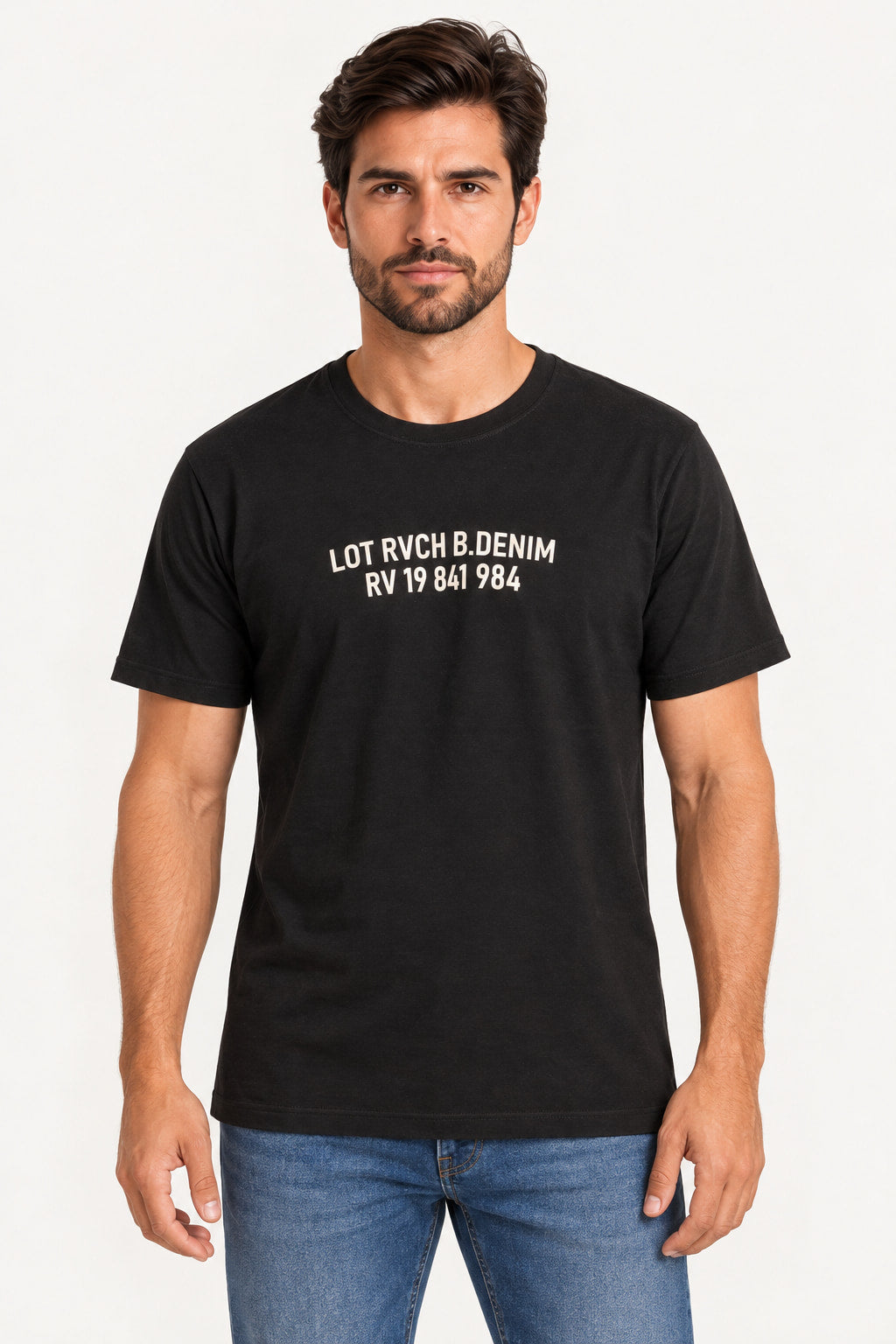 Preto | Camiseta Revanche masculina manga curta preta com estampa de letras brancas no peito, vestida em modelo de frente