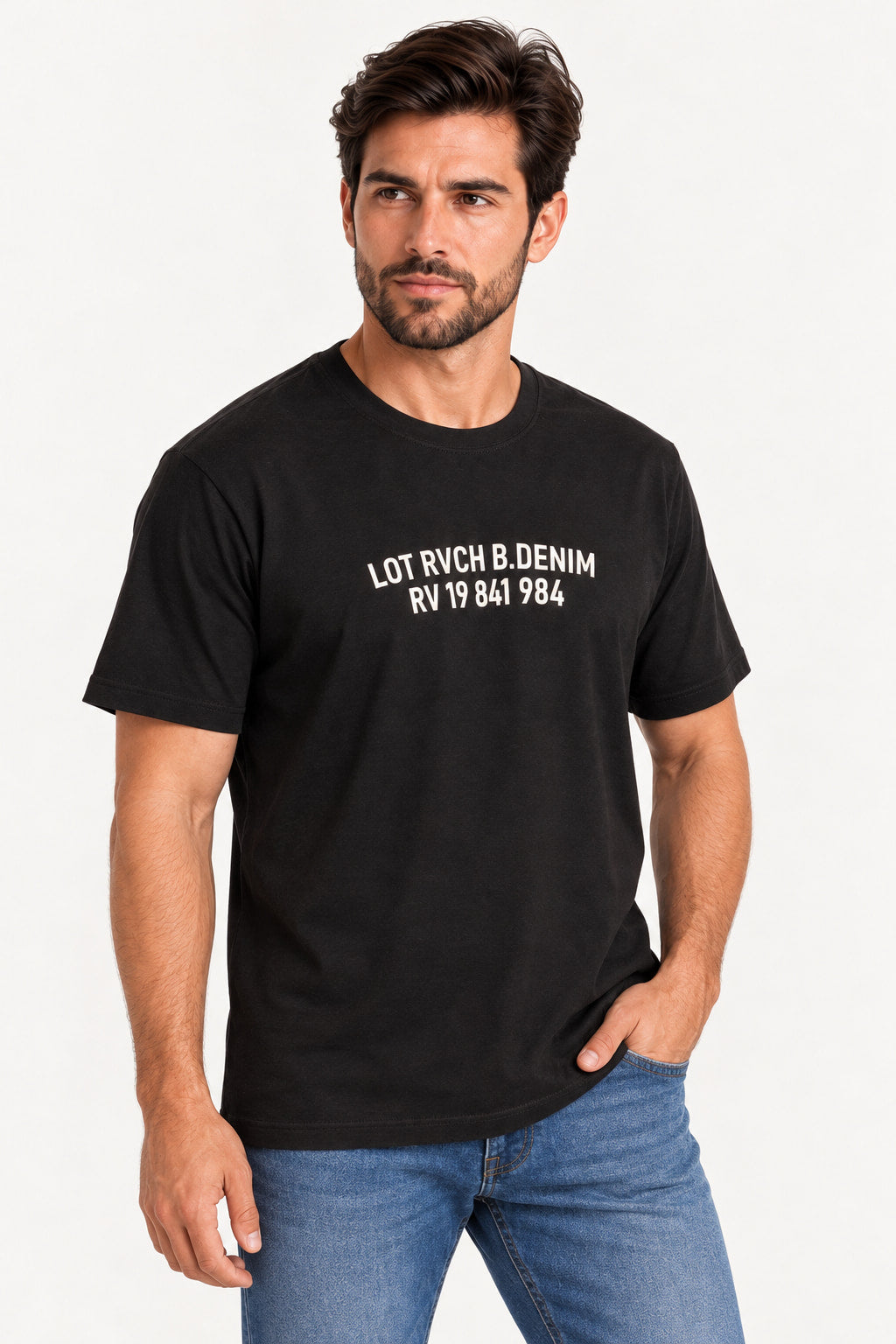 Preto | Camiseta Revanche masculina preta com estampa branca no peito, modelo de lado com a mão no bolso da calça jeans