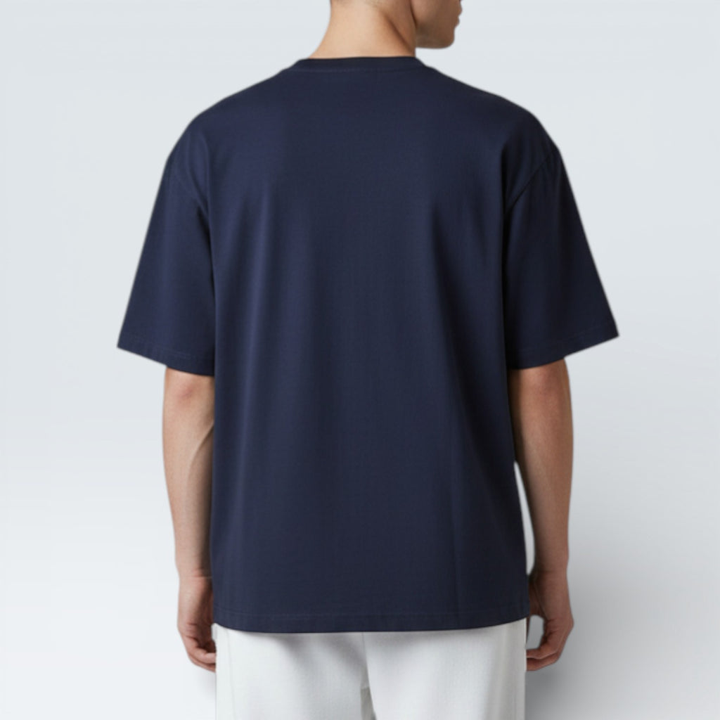 Camiseta Revanche masculina azul marinho manga curta vista de costas, com modelagem larga e caimento solto