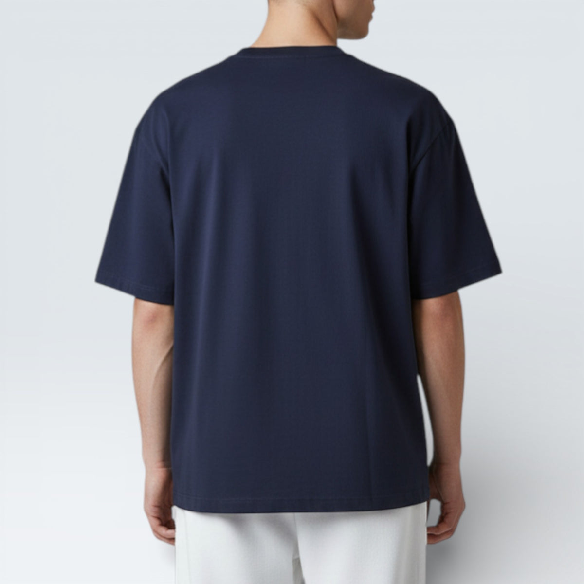 Camiseta Revanche masculina azul marinho manga curta vista de costas, com modelagem larga e caimento solto