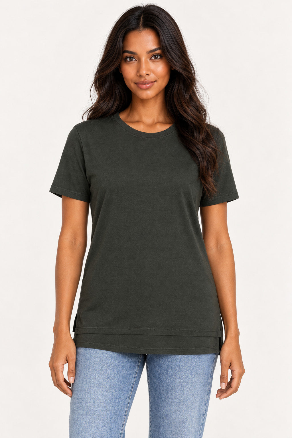 Verde Escuro | Camiseta Cacay malha mullet verde escuro vestida na modelo, frente com gola redonda e barra em camadas Imagem principal do produto