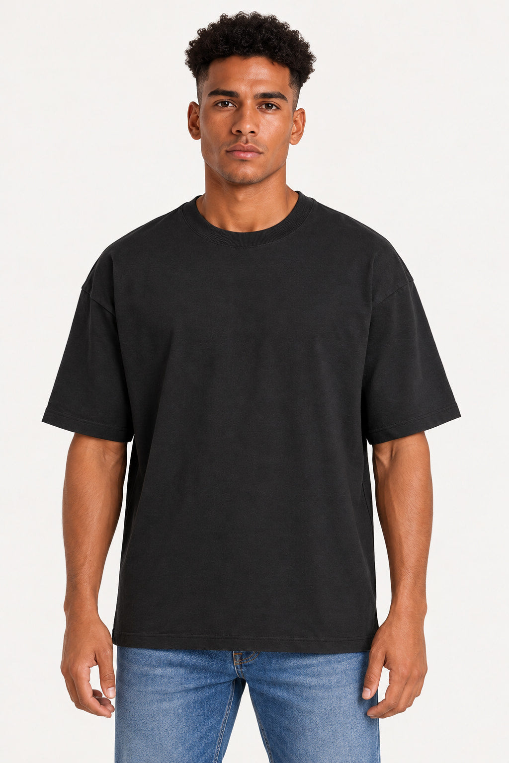 Preto | Camiseta Over Básica Gagnoa preta, vista da frente, vestida em modelo masculino com calça jeans Imagem principal do produto