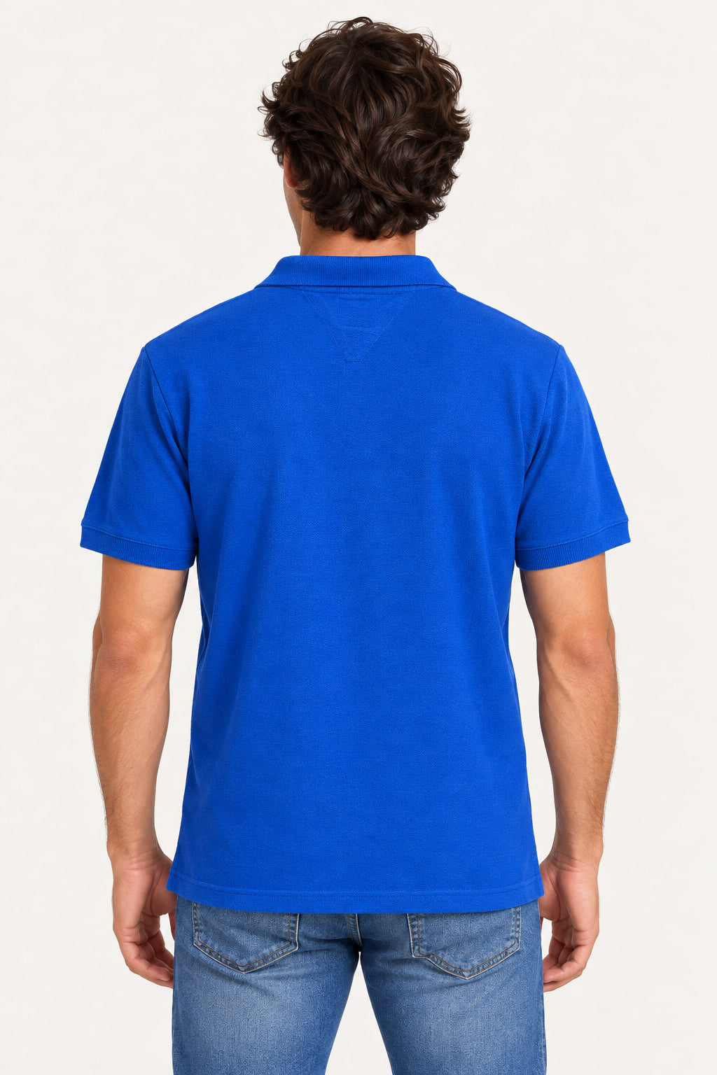 Azul | Camiseta polo Revanche Esc Tint azul vista de costas em modelo, com gola e tecido liso