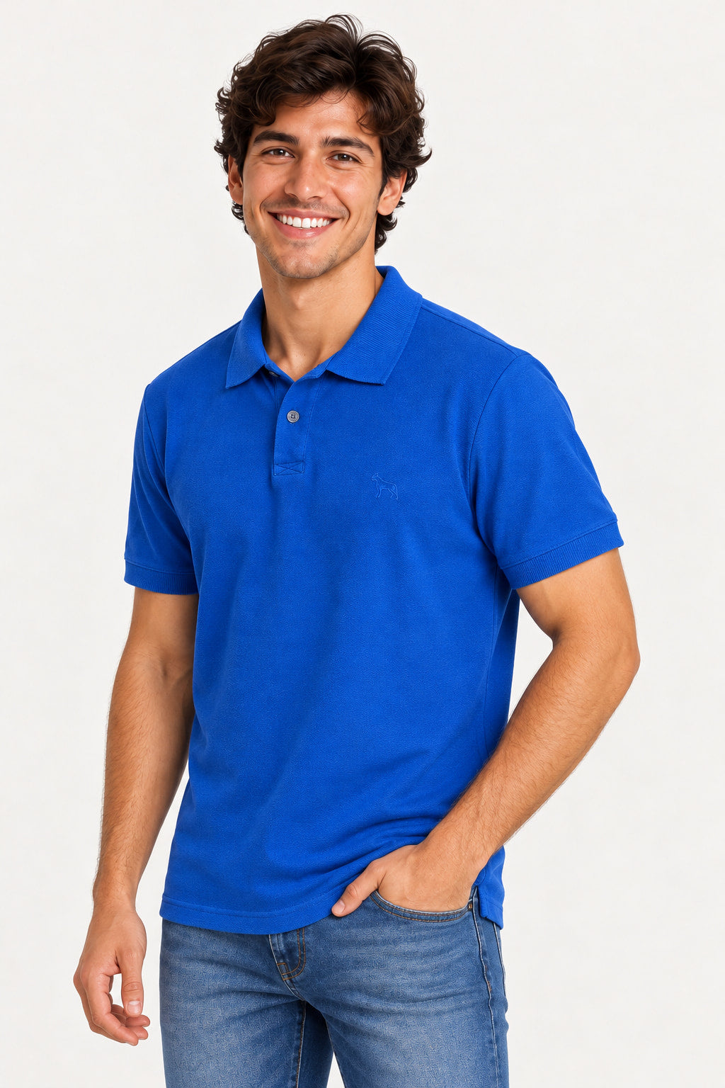 Azul | Camiseta polo Revanche Esc Tint azul em modelo de lado, com a mão no bolso da calça jeans