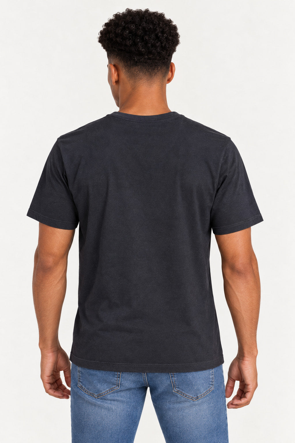 Preto | Camiseta Gagnoa Raissa masculina preta vista de costas, com corte reto e gola redonda, modelo de jeans