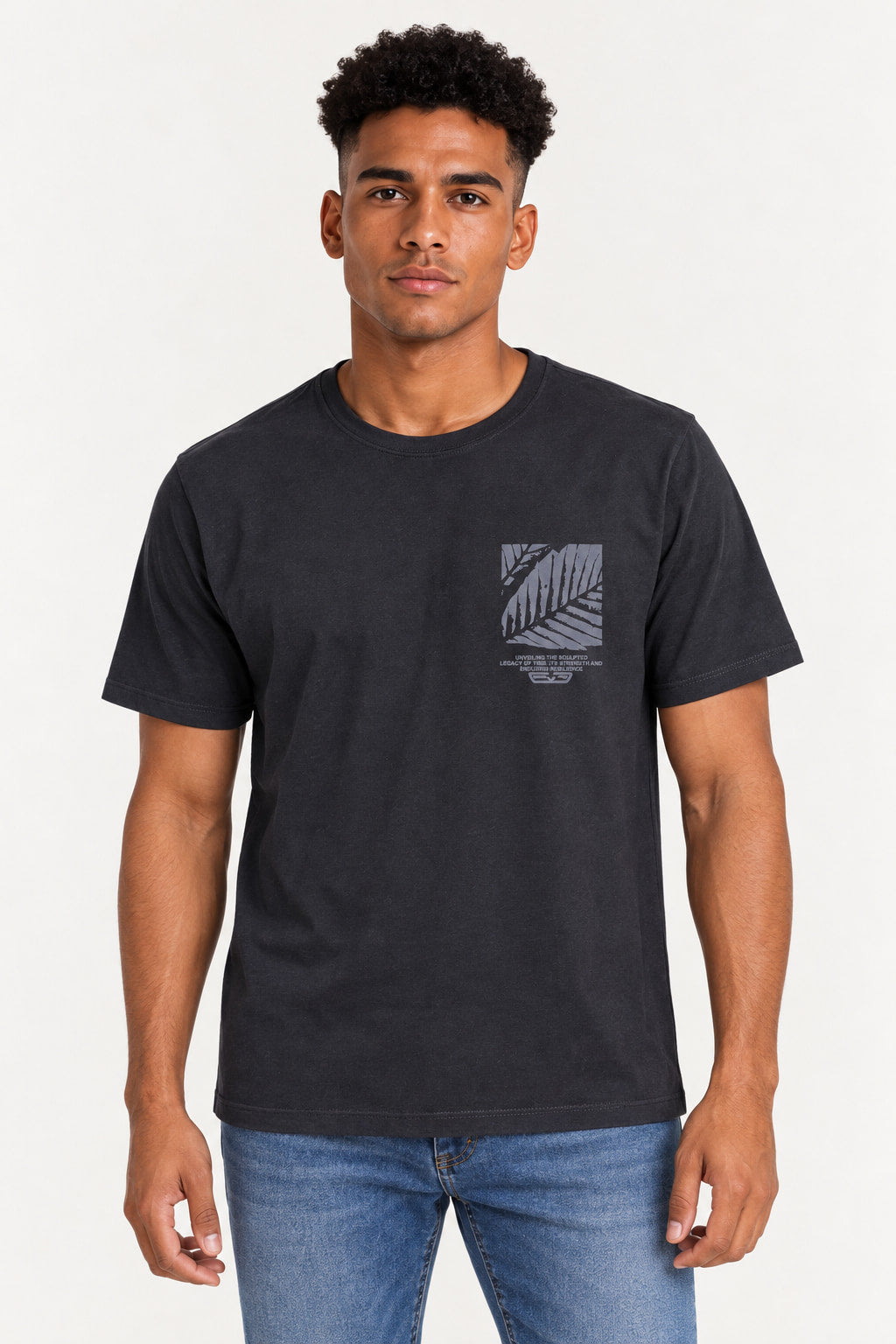 Preto | Camiseta Gagnoa Raissa masculina preta com estampa gráfica cinza no peito, vestida em modelo