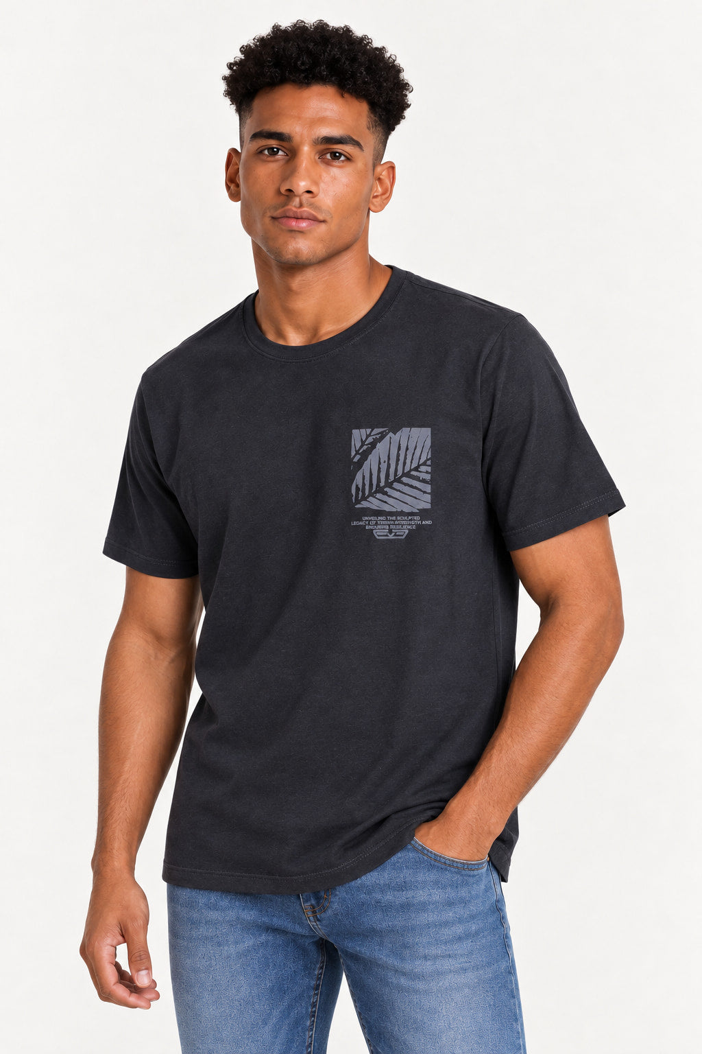 Preto | Camiseta Gagnoa Raissa masculina preta com estampa cinza no peito, modelo com mão no bolso da calça jeans