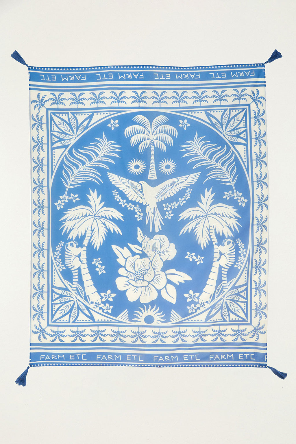 Canga Farm Praiana Praia Lenço Tropical Farm Etc estampada em azul e branco, com palmeiras, pássaro e flores, borla nas ponta