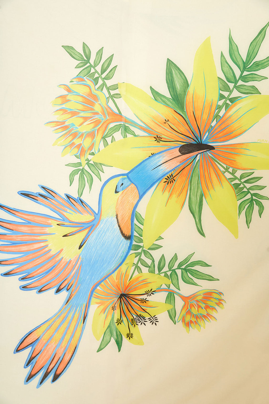 Canga Farm Etc Praiana Praia RJ Tardezinha com detalhe da estampa de pássaro azul e laranja voando entre flores amarelas e fo