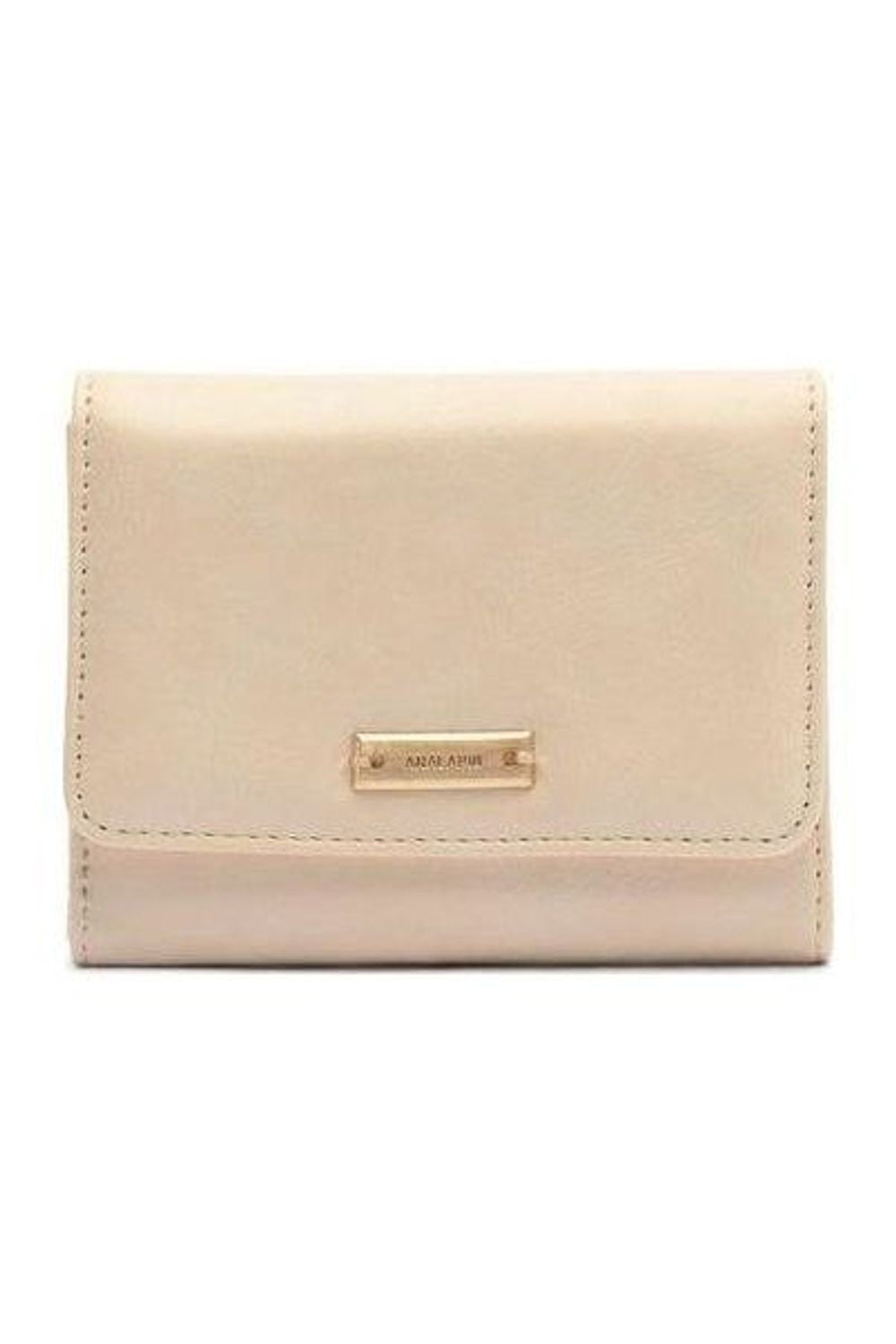 Carteira pequena Rustic Anacapri em tom branco off-white, com aba frontal e placa dourada com a marca, vista de frente