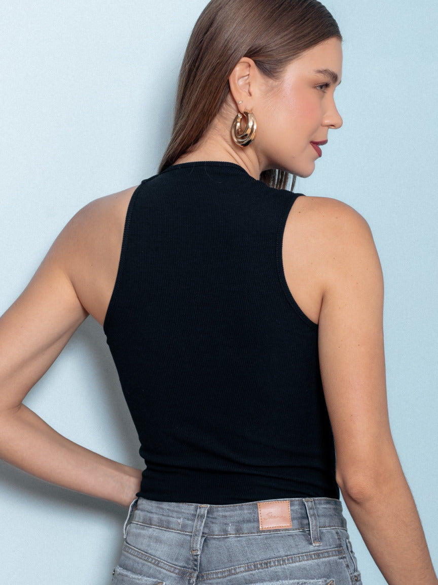 Detalhe lateral da blusa canelada chic Skenn para mulher