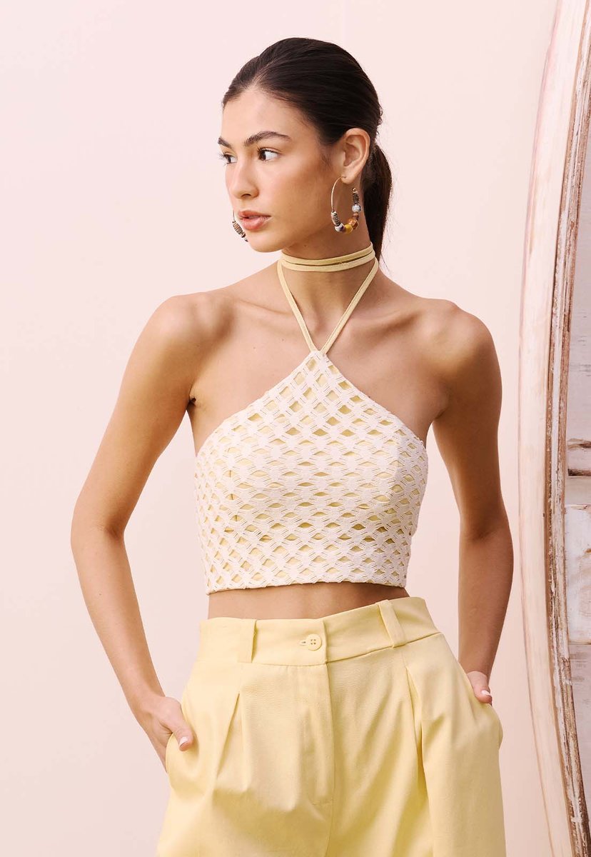 Blusa cropped malha rendada Cacay close, textura renda e malha, feminina