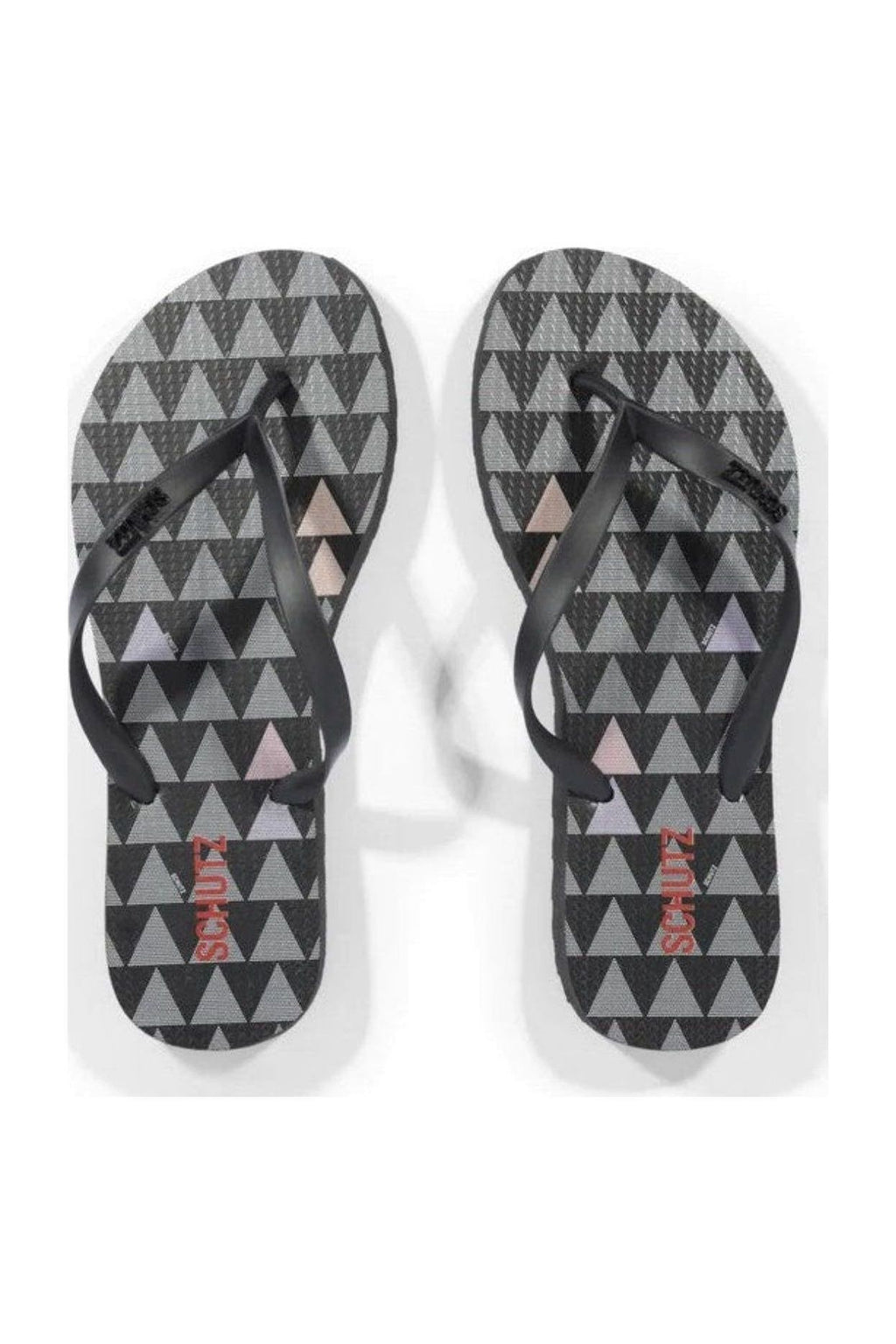 Chinelo Schutz Triangle preto com estampa de triângulos cinza, visto em par de cima