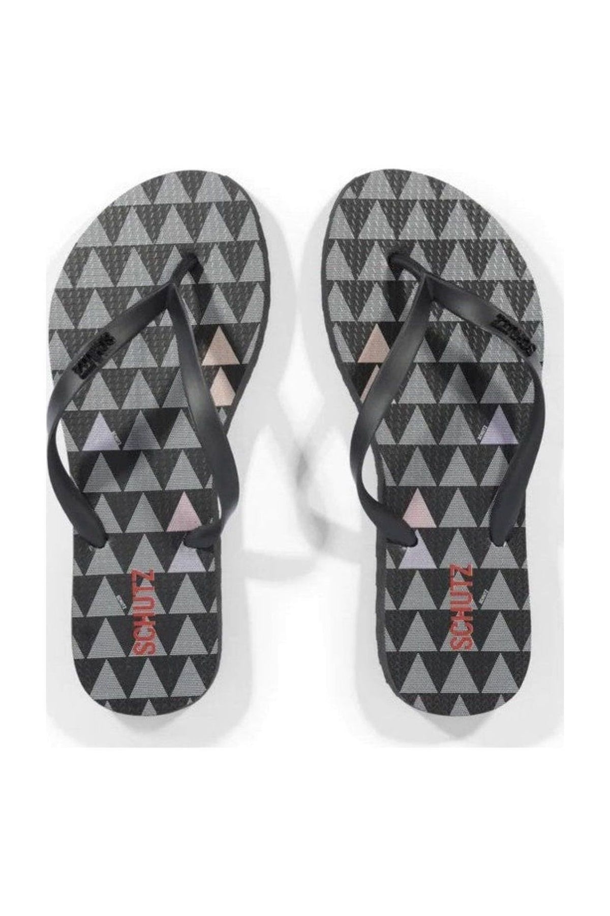 Chinelo Schutz Triangle preto com estampa de triângulos cinza, visto em par de cima
