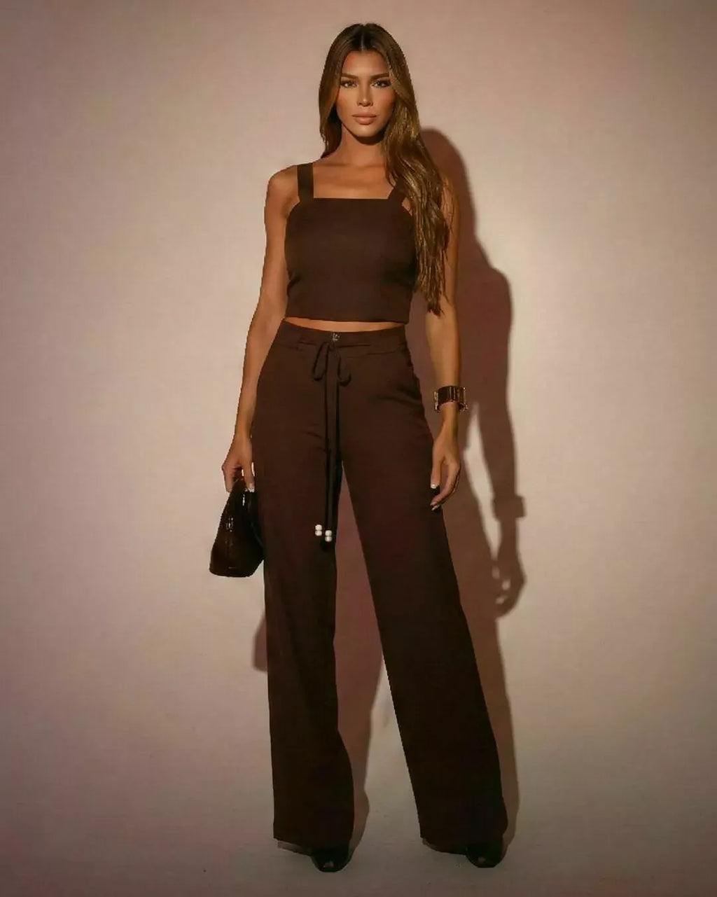 Conjunto Linho Cropped Pantalona Amicia marrom, cropped de alças largas e calça pantalona com cordão na cintura