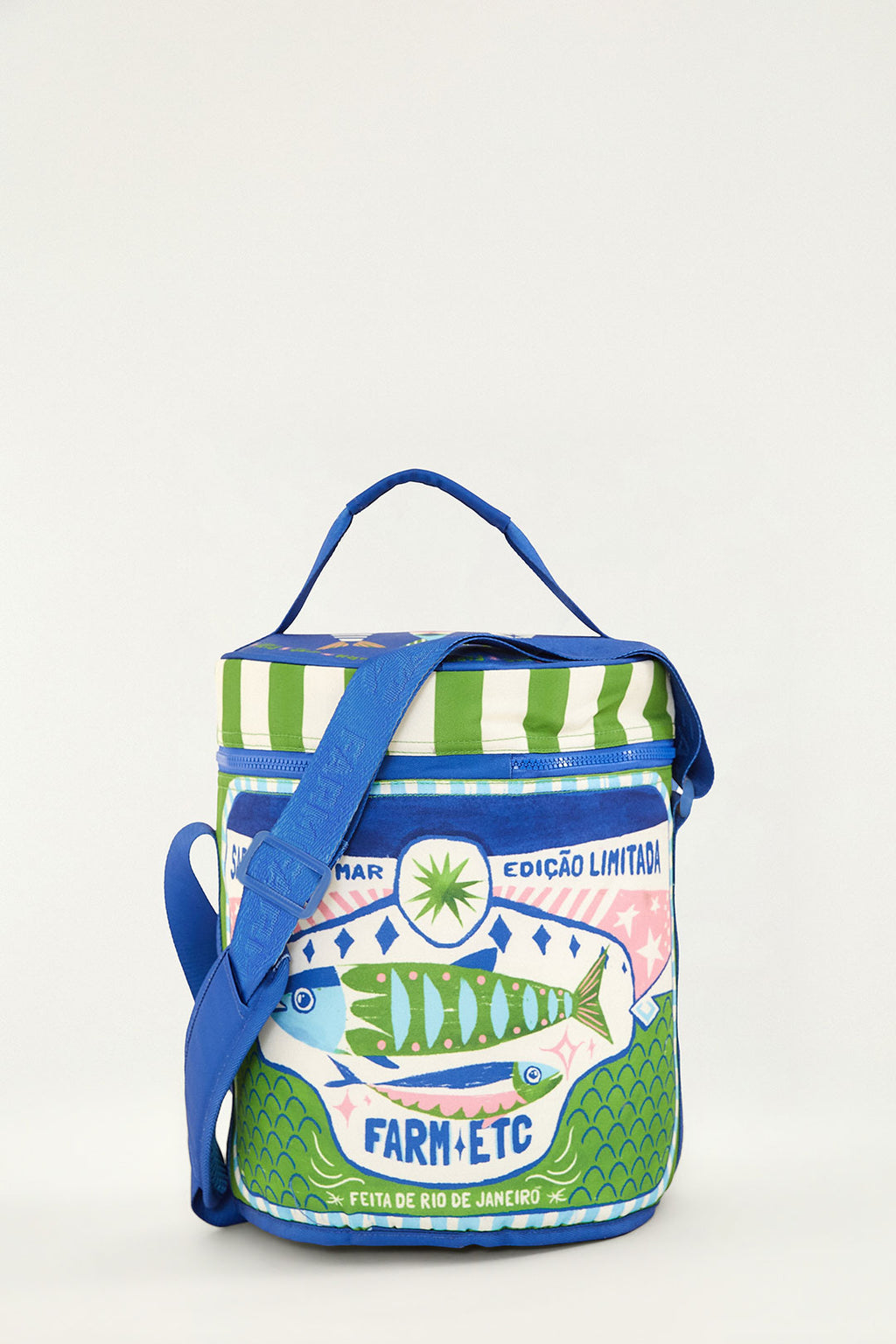 Cooler Farm Etc Farofa Praia RJ Cardume estampado, detalhe da estampa de peixes verdes e azuis com faixa edição limitada