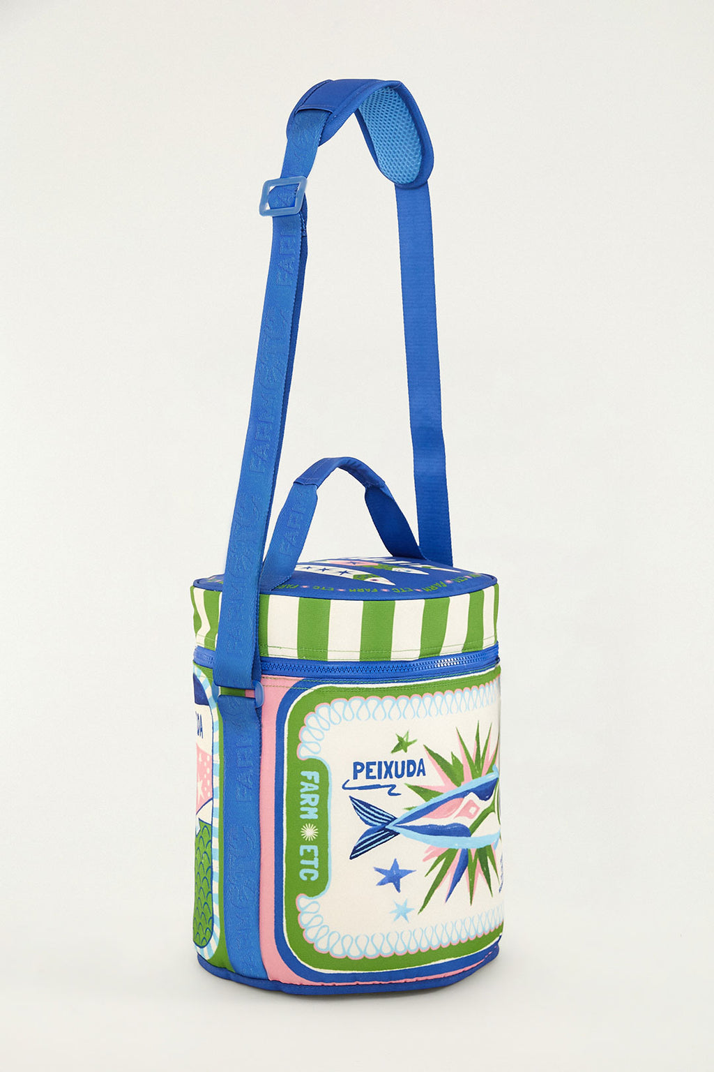Cooler Farm Etc Farofa Praia RJ Cardume estampado, de lado, mostrando a alça ajustável azul e a estampa de peixe
